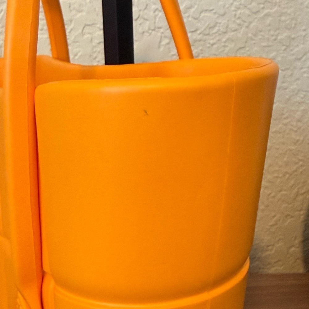 BOTTEGA VENETA
Rubber Maxi Intrecciato Mini
Arco Tangerine New - Picture 9 of 9
